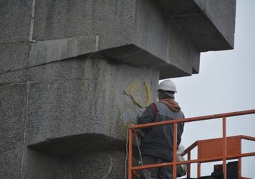 Z olsztyńskich "szubienic" usunięto sierp i młot. Co dalej z pomnikiem?
