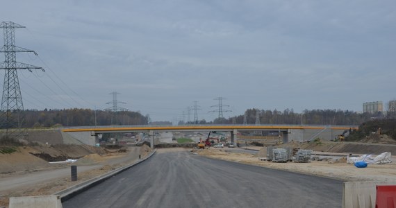 Od dziś (10 listopada) otwarty jest dla samochodów nowy wiadukt na węźle Zgierz - Zachód, na drodze krajowej nr 71. To efekt zakończenia kolejnego etapu budowy drogi ekspresowej S14 w Łódzkiem.