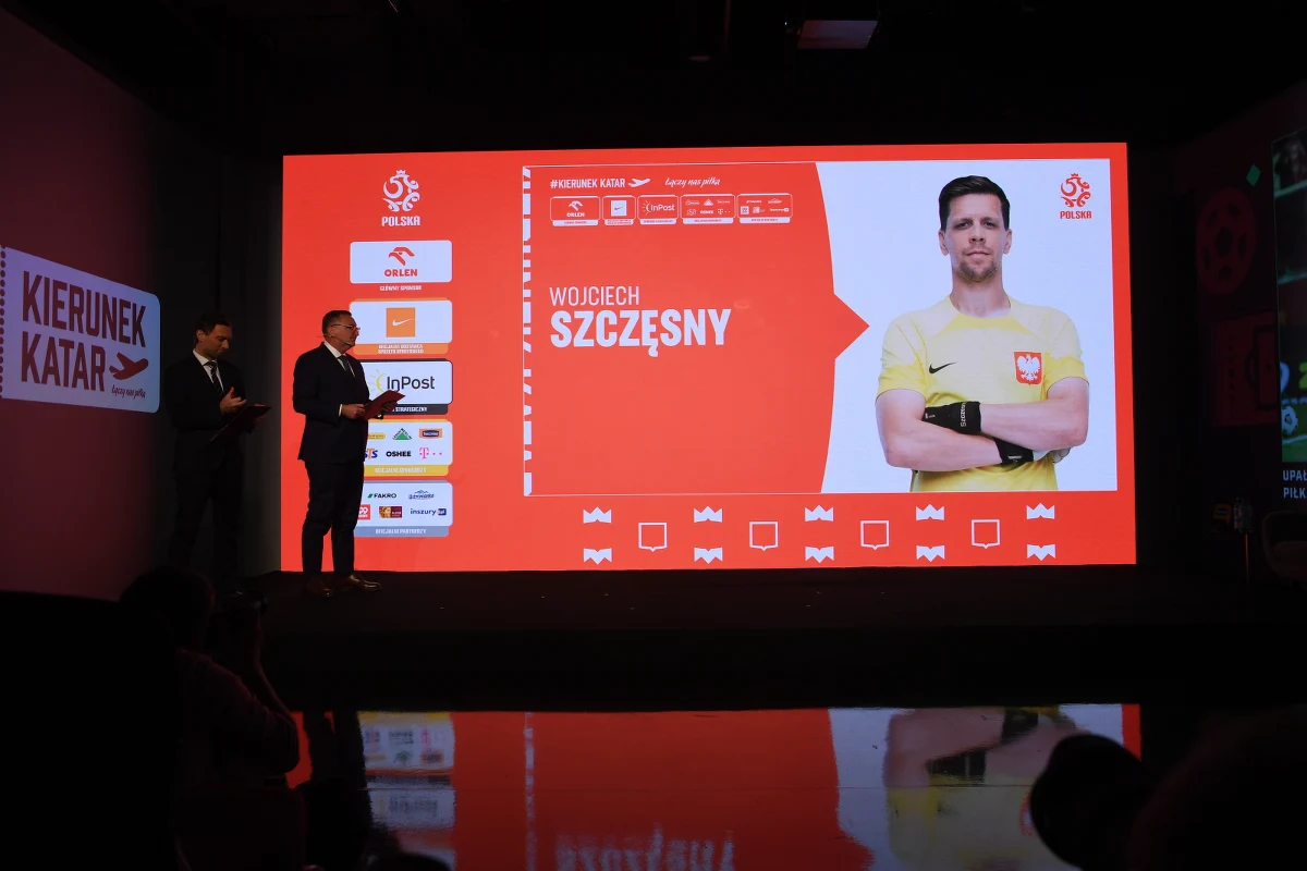 Koniec spekulacji! Jest 26-osobowa kadra reprezentacji Polski na mundial w Katarze. W czwartek w Warszawie selekcjoner Czesław Michniewicz podał nazwiska swoich wybrańców z kapitanem Robertem Lewandowskim na czele. Michniewicz podkreślił, że pierwszym bramkarzem jest Wojciech Szczęsny.