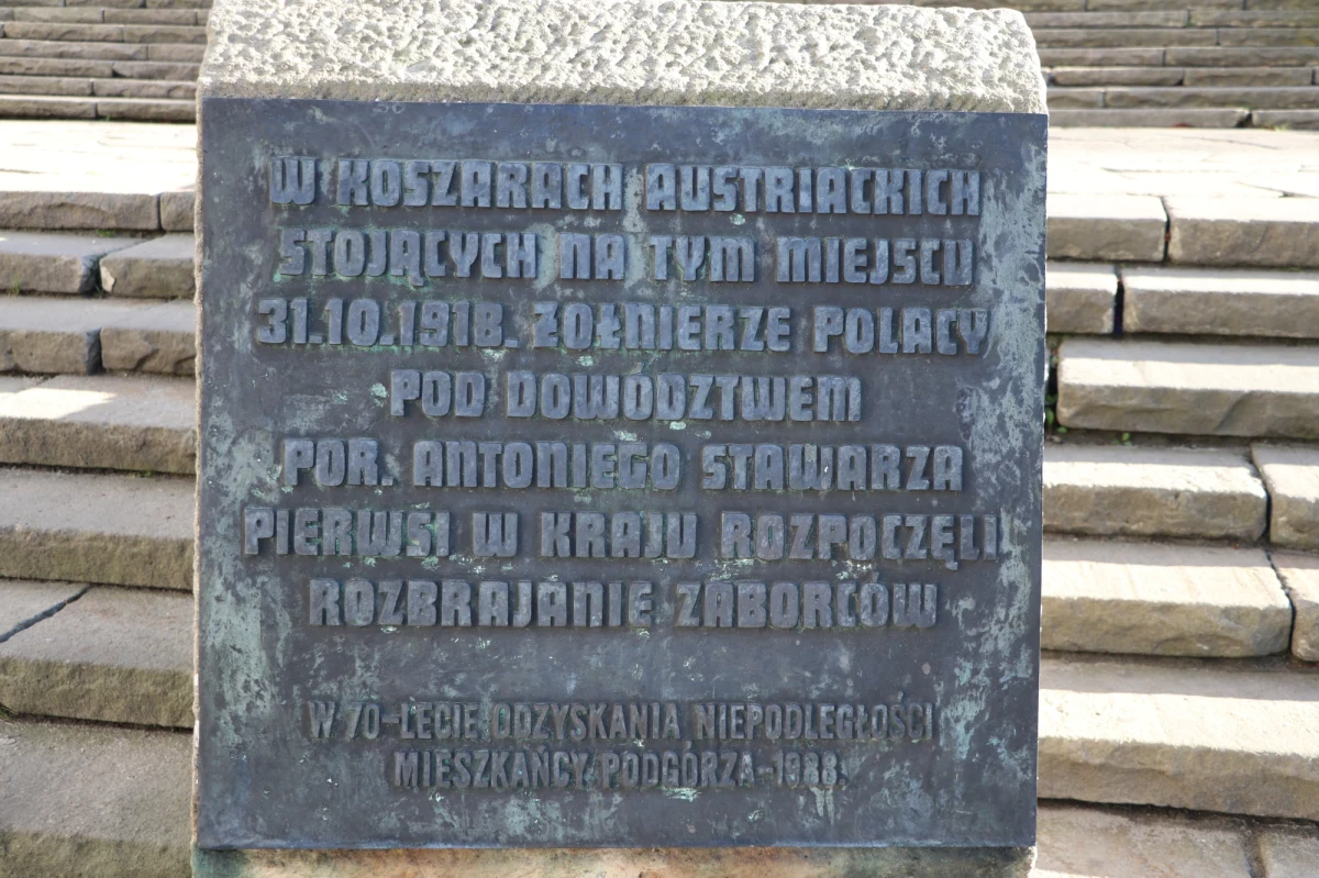 Podręczniki do historii o nim się nie rozpisują. Nie jest postacią tak znaną jak Józef Piłsudski, Wincenty Witos czy Ignacy Paderewski. A jednak ten cichy bohater wywarł wielki wpływ na odzyskanie niepodległości, a historia jego wyczynu mogłaby posłużyć za scenariusz filmu. W Narodowe Święto Niepodległości zabieramy Was w miejsca, które pamiętają postać Antoniego Stawarza.