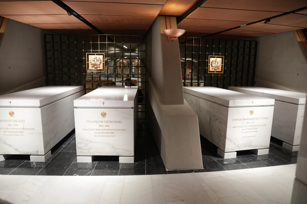 "To było bardzo ważne, aby wolny świat miał głos płynący z Londynu od polskich władz emigracyjnych, żeby prawda o tym, co dzieje się w Polsce komunistycznej, docierała do społeczeństw zachodnich" – tak o znaczeniu działalności polskich władz emigracyjnych mówił w Radiu RMF FM wiceprezes Instytutu Pamięci Narodowej prof. Karol Polejowski. Szczątki trzech prezydentów Rzeczpospolitej Polskiej na uchodźstwie: Władysława Raczkiewicza, Augusta Zaleskiego i Stanisława Ostrowskiego zostały dziś sprowadzone do Polski.