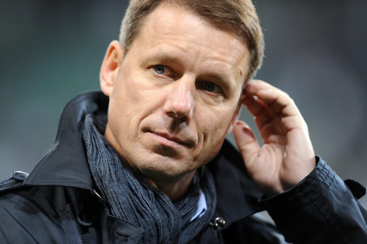 „Jak sobie przypomnę takie nazwisko jak Jakub Moder, który wydawało, że będzie podstawowym piłkarzem, a dzisiaj go wyeliminowała kontuzja – takich zawodników jest mi szkoda. Szkoda mi Kacpra Kozłowskiego, który na Euro 2020 był objawieniem, najmłodszym uczestnikiem ME, był wielką nadzieją polskiej piłki a dzisiaj najzwyczajniej go brakuje z różnych powodów” – komentował powołania Czesława Michniewicza w Popołudniowej rozmowie w RMF FM Grzegorz Mielcarski. Były piłkarz reprezentacji Polski i srebrny medalista olimpijski z Barcelony uważa, że selekcjoner reprezentacji do powołań podszedł zdroworozsądkowo. „Nie ma nazwiska, którego brak w kadrze na MŚ by szokował” – zaznaczył. 