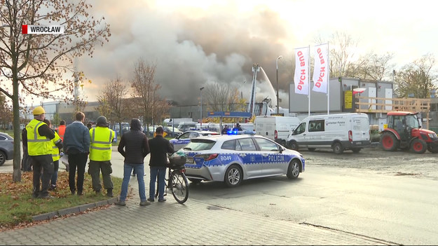 Kłęby czarnego dymu nad Wrocławiem. W hali produkcyjnej zapaliła się jedna z maszyn. Nikt nie ucierpiał, a 30-stu osobom udało się uciec z budynku przed tym zanim zapadł się dach. Jedna trzecia zakładu spłonęła.Materiał dla "Wydarzeń" przygotowała Agata Todorow.