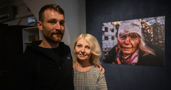 Zdjęcie zakrwawionej twarzy Oleny zostało zrobione w pierwszym dniu inwazji Rosji na Ukrainę, 24 lutego 2022 roku. Kobieta została raniona odłamkami szkła. W Polsce przeszła kilka operacji, także okulistycznych. Po 9 miesiącach wojny doszło do spotkania postaci ze zdjęcia z jego autorem.   