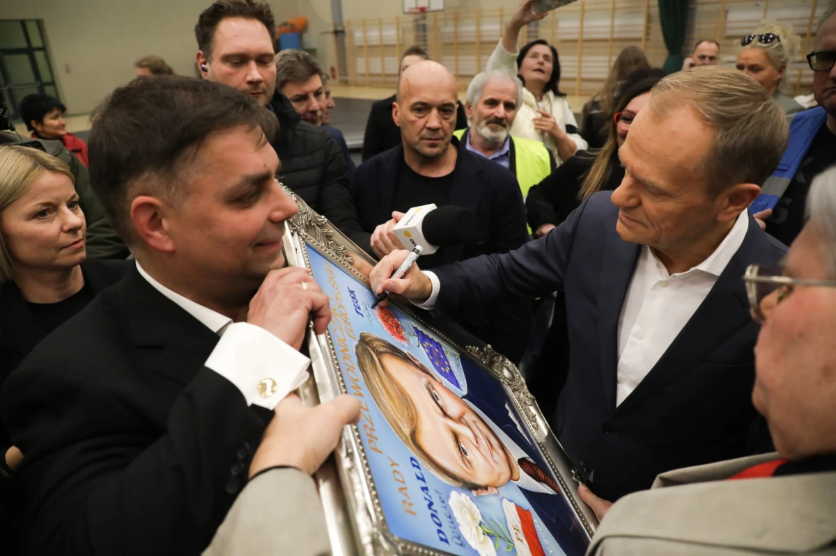 To nie kamienie milowe ws. KPO są problemem, tylko "kamienie u szyi" naszej ojczyzny. Ziobro, Kaczyński, Morawiecki, to są te "kamienie", które naprawdę stanowią problem - powiedział lider PO Donald Tusk. Oni wszyscy przyłożyli się do konfliktu Polski z UE - podkreślił.