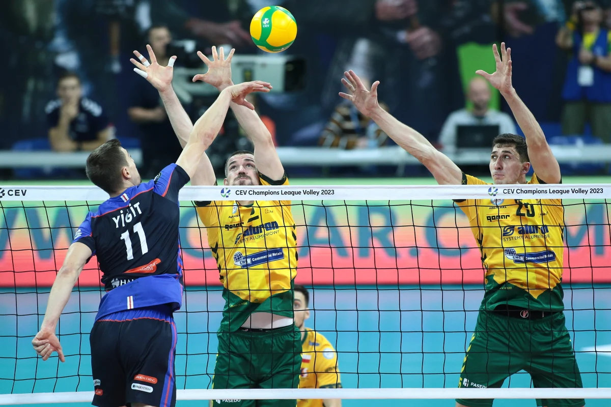 Siatkarze Aluronu CMC Warty Zawiercie pokonali w Dąbrowie Górniczej turecki Halkbank Ankara 3:1 (23:25, 26:24, 25:21, 25:15) w swoim pierwszym grupowym meczu Ligi Mistrzów. Zawiercianie debiutują w tych rozgrywkach.