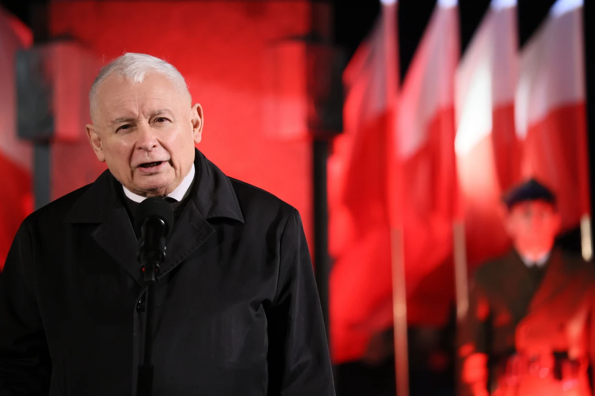 "Nie wiemy dokładnie, w jakich okolicznościach, ale wiemy, co było przyczyną tej katastrofy" - mówił o katastrofie smoleńskiej prezes PiS Jarosław Kaczyński w trakcie Marszu Pamięci w Warszawie, który przeszedł spod Archikatedry św. Jana Chrzciciela, przez ulicę Krakowskie Przedmieście na plac Piłsudskiego. Jak stwierdził, do tragedii w Smoleńsku doprowadziła "z całą pewnością zła wola, nienawiść, nienawiść w wielkim natężeniu, nienawiść do tych, którzy chcieli podtrzymywać polską pamięć".