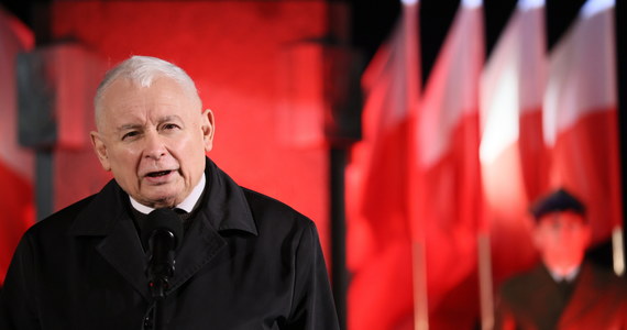 "Nie wiemy dokładnie, w jakich okolicznościach, ale wiemy, co było przyczyną tej katastrofy" - mówił o katastrofie smoleńskiej prezes PiS Jarosław Kaczyński w trakcie Marszu Pamięci w Warszawie, który przeszedł spod Archikatedry św. Jana Chrzciciela, przez ulicę Krakowskie Przedmieście na plac Piłsudskiego. Jak stwierdził, do tragedii w Smoleńsku doprowadziła "z całą pewnością zła wola, nienawiść, nienawiść w wielkim natężeniu, nienawiść do tych, którzy chcieli podtrzymywać polską pamięć".