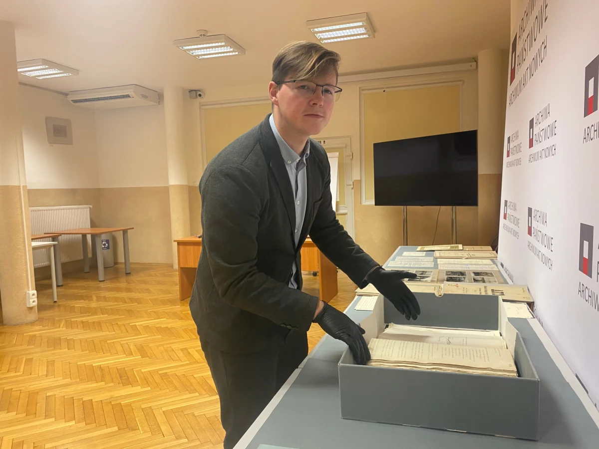 Archiwalia Tymczasowej Rady Stanu, Rady Regencyjnej Kancelarii Cywilnej Naczelnika Państwa, dokumenty dotyczące Józefa Piłsudskiego, Romana Dmowskiego i Ignacego Jana Paderewskiego, z okresu odzyskania przez Polskę niepodległości, przechowuje Archiwum Akt Nowych w Warszawie. W zasobie znajdują się oryginalne dokumenty, które są archiwalnym zapisem procesu odzyskania niepodległości. To są dokumenty wytworzone przez struktury, które bezpośrednio odtwarzały polską niepodległość.  