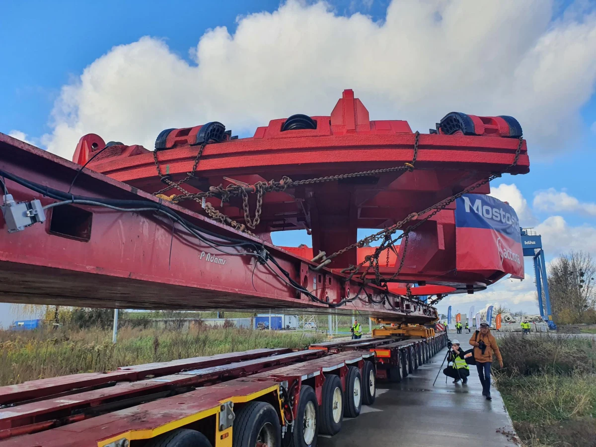 Tak dużych elementów jeszcze polskimi drogami nie przewożono. Dziś o 22:00 z Opola wyruszy gigantyczny ładunek. To elementy specjalnej maszyny do drążenia tunelu na odcinku drogi ekspresowej S19 Rzeszów - Babica. Kierowcy muszą liczyć się z utrudnieniami na trasie transportu.
