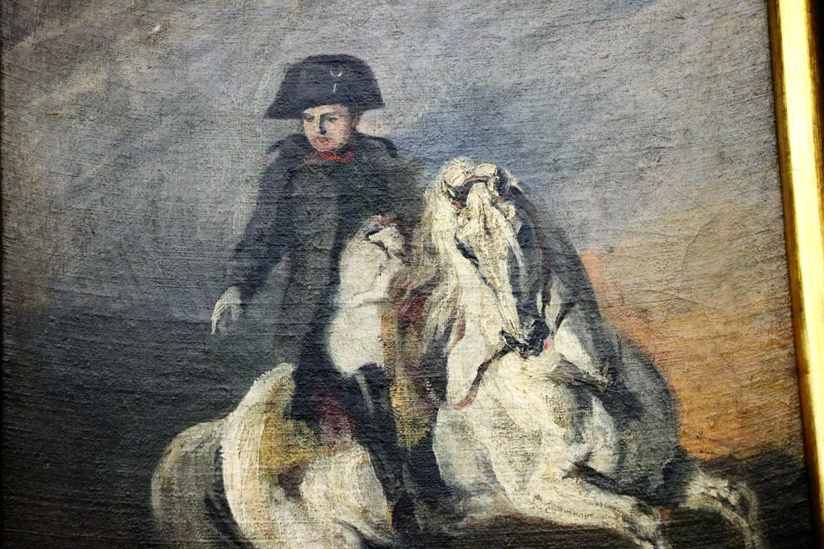 Polska droga do niepodległości była długa i nieoczywista. Doprowadziły do niej czyny wielu ludzi, ich wybory, postawa i wyrzeczenia. Niektórzy to najważniejsi wodzowie, wojskowi, stratedzy, ale też wielu zwykłych ludzi, których los odmienił bieg historii. Drogę do wolności możemy prześledzić na obrazach, które znajdują się w Galerii Sztuki Polskiej XIX w Sukiennicach. Na taki właśnie spacer zapraszamy. 