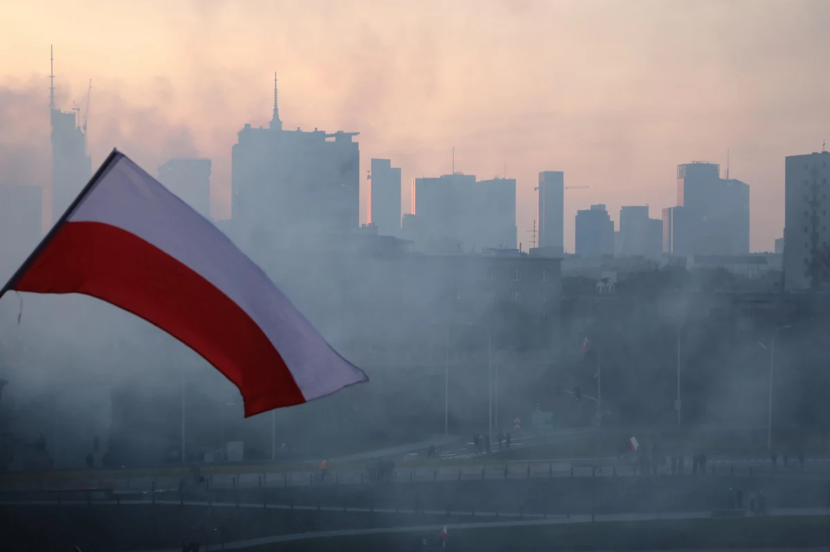 Pod hasłem "Silny Naród Wielka Polska" przejdzie dziś ulicami stolicy Marsz Niepodległości. Należy spodziewać się utrudnień w ruchu drogowym i zmian w komunikacji. Na mieście stoją już zapory, usunięto też miejskie rowery i hulajnogi.