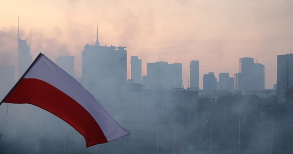 Pod hasłem "Silny Naród Wielka Polska" przejdzie dziś ulicami stolicy Marsz Niepodległości. Należy spodziewać się utrudnień w ruchu drogowym i zmian w komunikacji. Na mieście stoją już zapory, usunięto też miejskie rowery i hulajnogi.