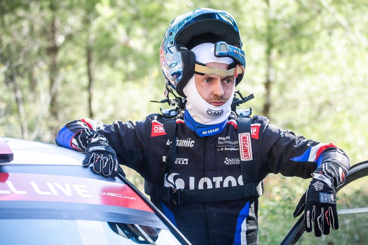 Kajetan Kajetanowicz z pilotem Maciejem Szczepaniakiem (Skoda Fabia Rally2 Evo) mieli poważny wypadek na pierwszym odcinku specjalnym Rajdu Japonii, ostatniej rundy mistrzostw świata. Sportowcy musieli wycofać się z rywalizacji.