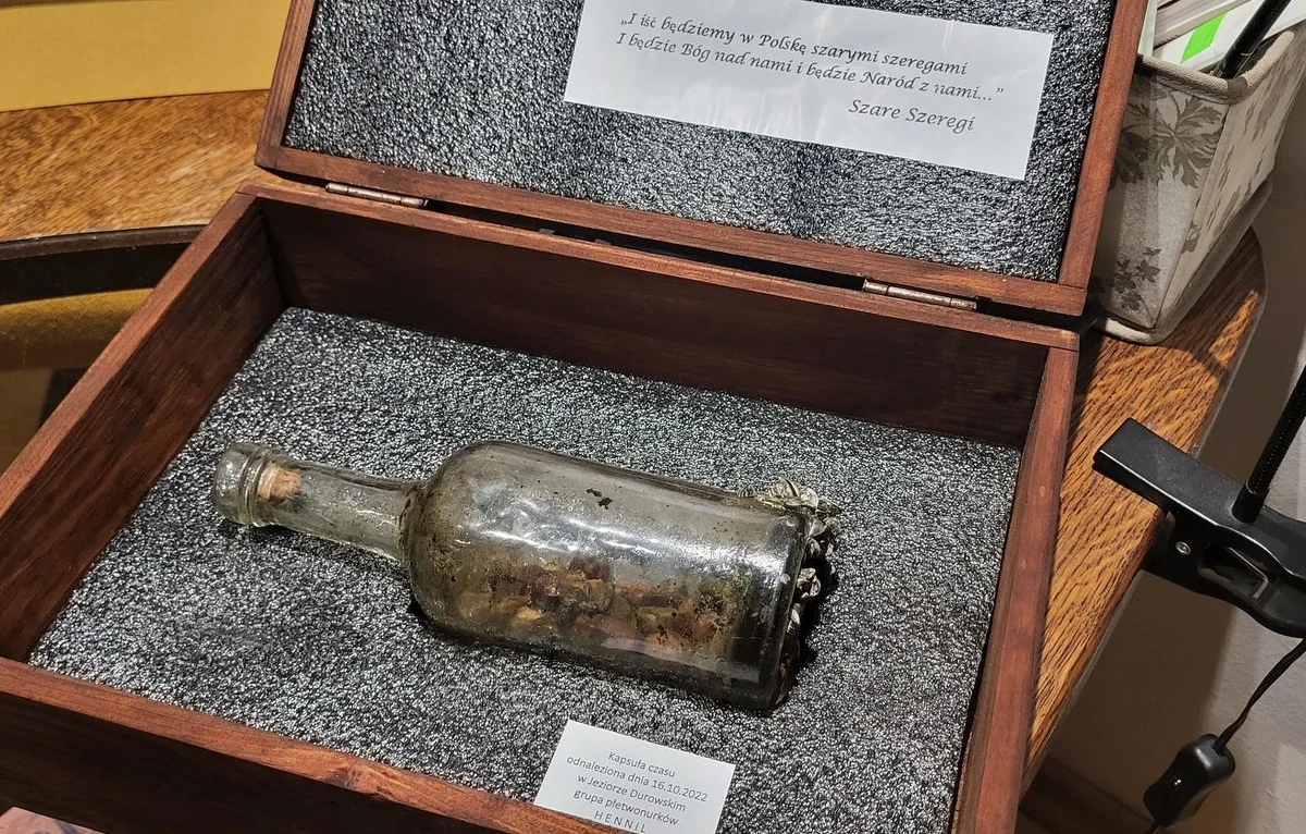 Historyczne znalezisko na dnie Jeziora Durowskiego w Wągrowcu w Wielkopolsce. Podczas jednej ze swoich wypraw grupa nurków natrafiła na z pozoru zwykłą butelkę. Jak się jednak okazało, była to kapsuła czasu, która na dnie zbiornika przeleżała dokładnie 86 lat i 27 dni.