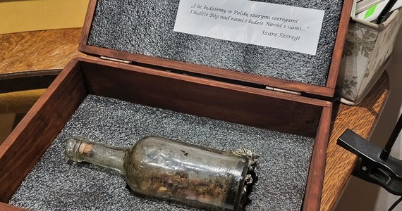 Historyczne znalezisko na dnie Jeziora Durowskiego w Wągrowcu w Wielkopolsce. Podczas jednej ze swoich wypraw grupa nurków natrafiła na z pozoru zwykłą butelkę. Jak się jednak okazało, była to kapsuła czasu, która na dnie zbiornika przeleżała dokładnie 86 lat i 27 dni.