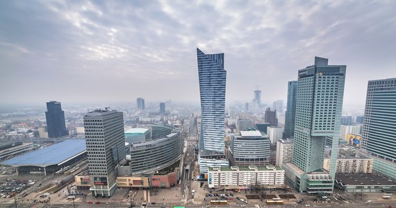 Komisja Europejska obniżyła prognozę wzrostu PKB Polski w 2022 r. z 5,2 proc. do 4,0 proc., a w 2023 r. z 1,5 proc. do 0,7 proc. Według organu Unii Europejskiej, odbicie gospodarcze ma nastąpić w 2024 r., gdy Polska gospodarka wzrośnie o 2,6 proc. 