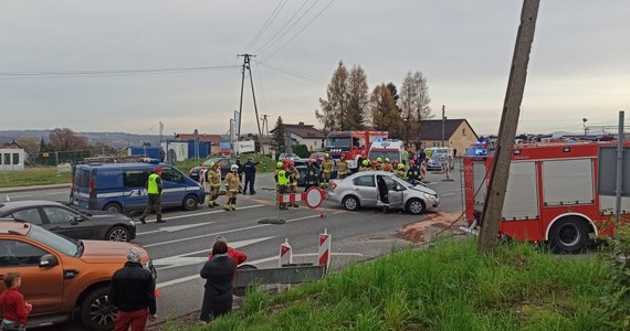 Na drodze pod Tatry, czyli popularnej zakopiance, w piątek panował bardzo duży ruch samochodowy. W kilku miejscach utworzyły się kilometrowe korki. Po zderzeniu dwóch samochodów osobowych w miejscowości Gaj ruch na odcinku Kraków-Myślenice był utrudniony.