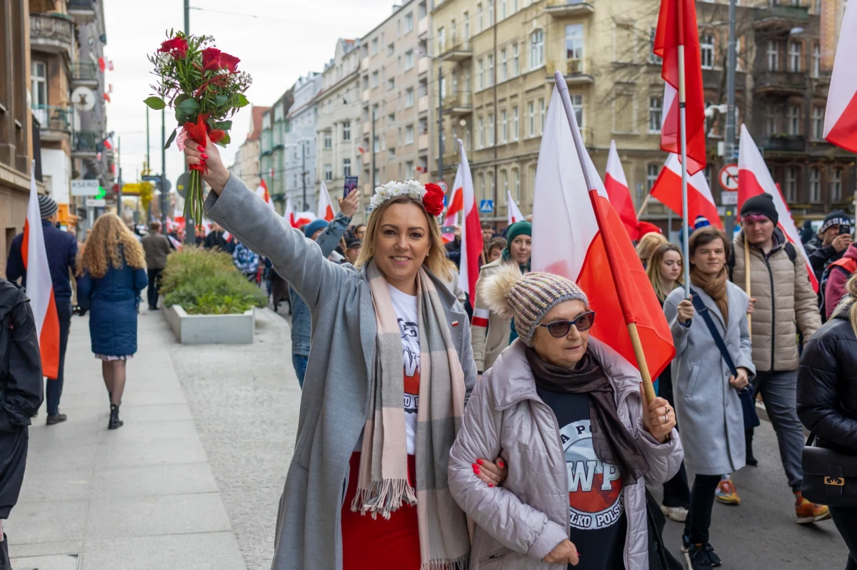 Około 700 osób uczestniczyło w zorganizowanym po raz pierwszy w Poznaniu Marszu Niepodległości pod hasłem "Łączy nas Polska". Sześciu uczestników pochodu ukarano mandatami za odpalenie rac. Zatrzymano też jedną osobę, która miała przy sobie narkotyki.
