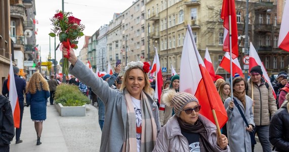 Około 700 osób uczestniczyło w zorganizowanym po raz pierwszy w Poznaniu Marszu Niepodległości pod hasłem "Łączy nas Polska". Sześciu uczestników pochodu ukarano mandatami za odpalenie rac. Zatrzymano też jedną osobę, która miała przy sobie narkotyki.