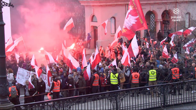 Był kilkutysięczny tłum, i było, jak mówi ratusz i policja, spokojnie. Ulicami Warszawy przeszedł Marsz Niepodległości. Choć padały słowa o wspólnocie, to wśród organizatorów jej zabrakło. Materiał dla "Wydarzeń" przygotowała Anna Łubian-Halicka.