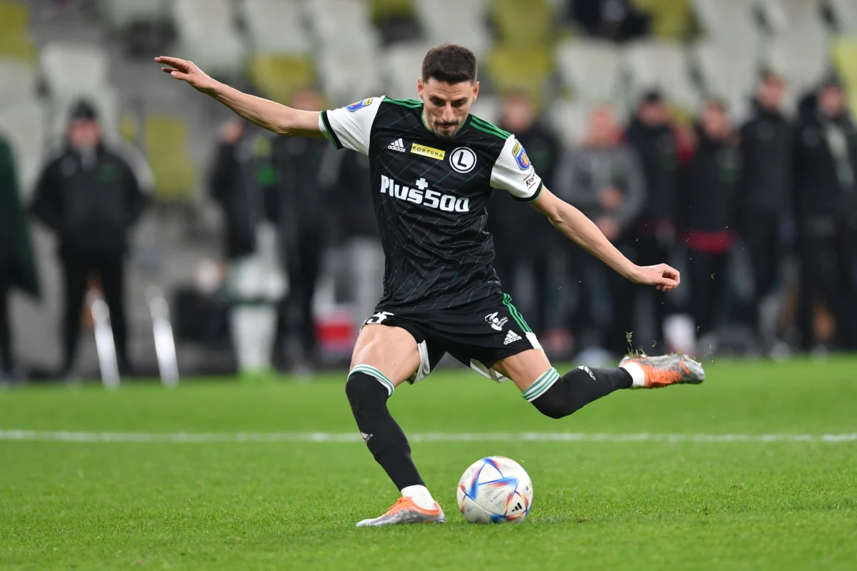 Filip Mladenovic z Legii Warszawa jest w gronie 26 piłkarzy powołanych do reprezentacji Serbii na mistrzostwa świata w Katarze. Na liście są też m.in. dwaj znani napastnicy, mający kłopoty zdrowotne - Dusan Vlahovic z Juventusu Turyn i Aleksandar Mitrovic z Fulham.