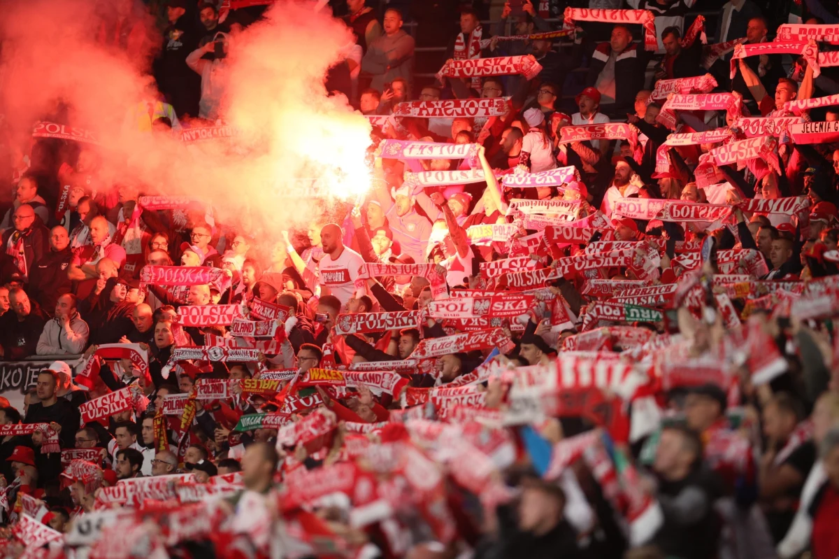 "Zaplanowany na 16 listopada mecz towarzyski Polska – Chile ostatecznie zostanie rozegrany o godzinie 18:00 na Stadionie Miejskim Legii Warszawa im. Marszałka J. Piłsudskiego" - przekazał Polski Związek Piłki Nożnej. Spotkanie miało odbyć się na PGE Narodowym, ale nie będzie to możliwe, bo obiekt zamknięto ze względów bezpieczeństwa. 