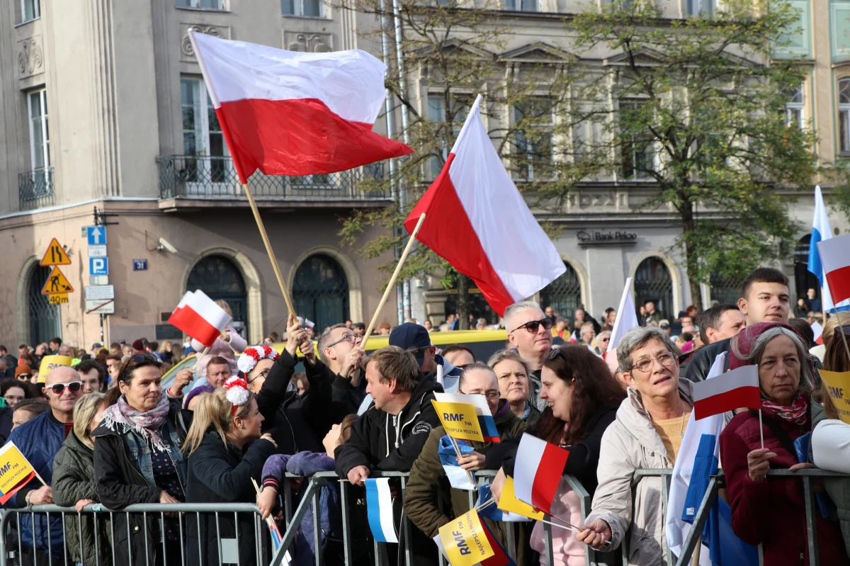 ​RMF FM, razem ze swoimi słuchaczami, radośnie zamanifestowało patriotyzm. 11 listopada na Rynku Głównym w Krakowie odbyło się VI Ogólnopolskie Śpiewanie Biało-Czerwonych Przebojów. Zaczęliśmy od zaśpiewania polskiego hymnu, a potem, podczas koncertu karaoke, największe polskie przeboje zaśpiewały gwiazdy i słuchacze. Przeżyjmy to wydarzenie jeszcze raz!