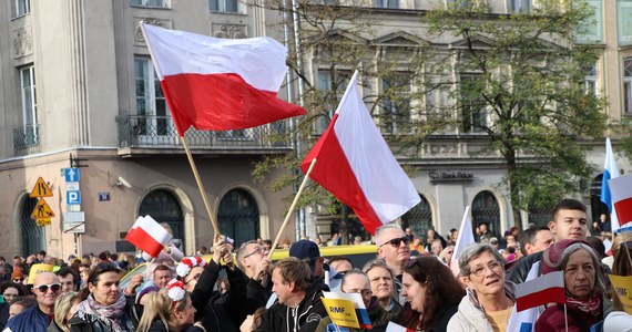 ​RMF FM, razem ze swoimi słuchaczami, radośnie zamanifestowało patriotyzm. 11 listopada na Rynku Głównym w Krakowie odbyło się VI Ogólnopolskie Śpiewanie Biało-Czerwonych Przebojów. Zaczęliśmy od zaśpiewania polskiego hymnu, a potem, podczas koncertu karaoke, największe polskie przeboje zaśpiewały gwiazdy i słuchacze. Przeżyjmy to wydarzenie jeszcze raz!