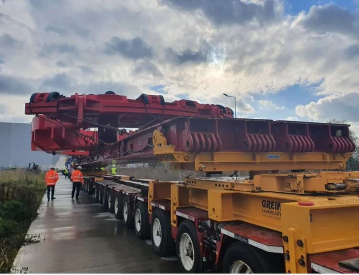 O godz. 22 na wysokości węzła Katowice na autostradę A4 wjechał największy w historii transport drogowy. Mierzący ponad cztery kilometry konwój będzie jechał w kierunku Katowic z prędkością 10 km/h. GDDKiA zapowiada poważne utrudnienia na trasie konwoju.