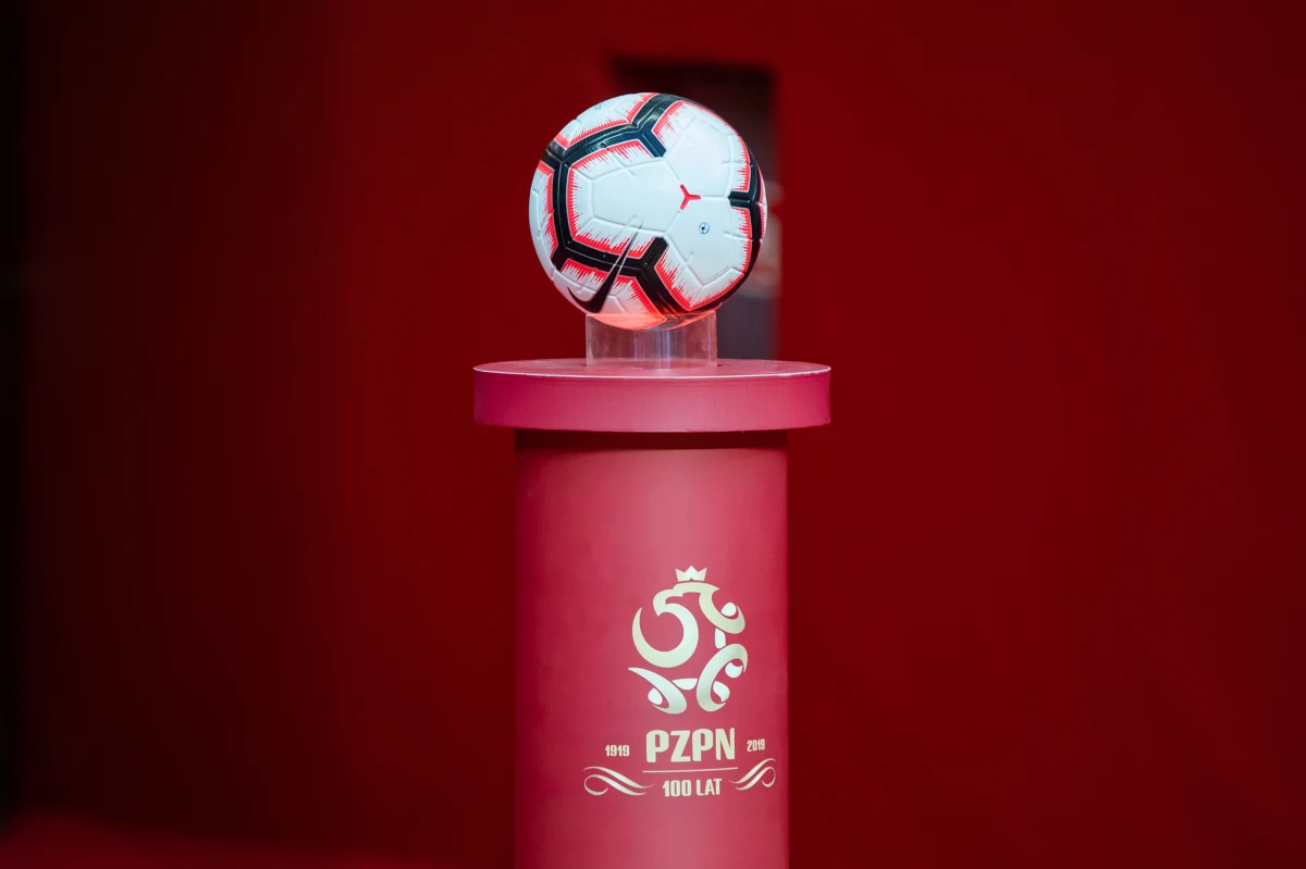 Polski Związek Piłki Nożnej poinformował, że Dominik G. pseudonim „Grucha” nie poleci z kadrą na mundial w Katarze. To mężczyzna, którego PZPN zatrudnił. Według pierwszych doniesień miał się zajmować ochroną Roberta Lewandowskiego. Dziennikarze Wirtualnej Polski ujawnili, że „Grucha” jest oskarżony o udział w zorganizowanej grupie przestępczej.