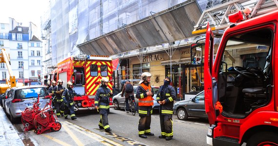 Dwa budynki zawaliły się w sobotę w centrum Lille na północy Francji. Jedna osoba została lekko ranna, a jedną uznano za zaginioną i trwają jej poszukiwania pod gruzami. Większej liczby ofiar udało się uniknąć dzięki jednemu z mieszkańców, który po powrocie do domu nad ranem zauważył pęknięcia na ścianie i zawiadomił odpowiednie służby.