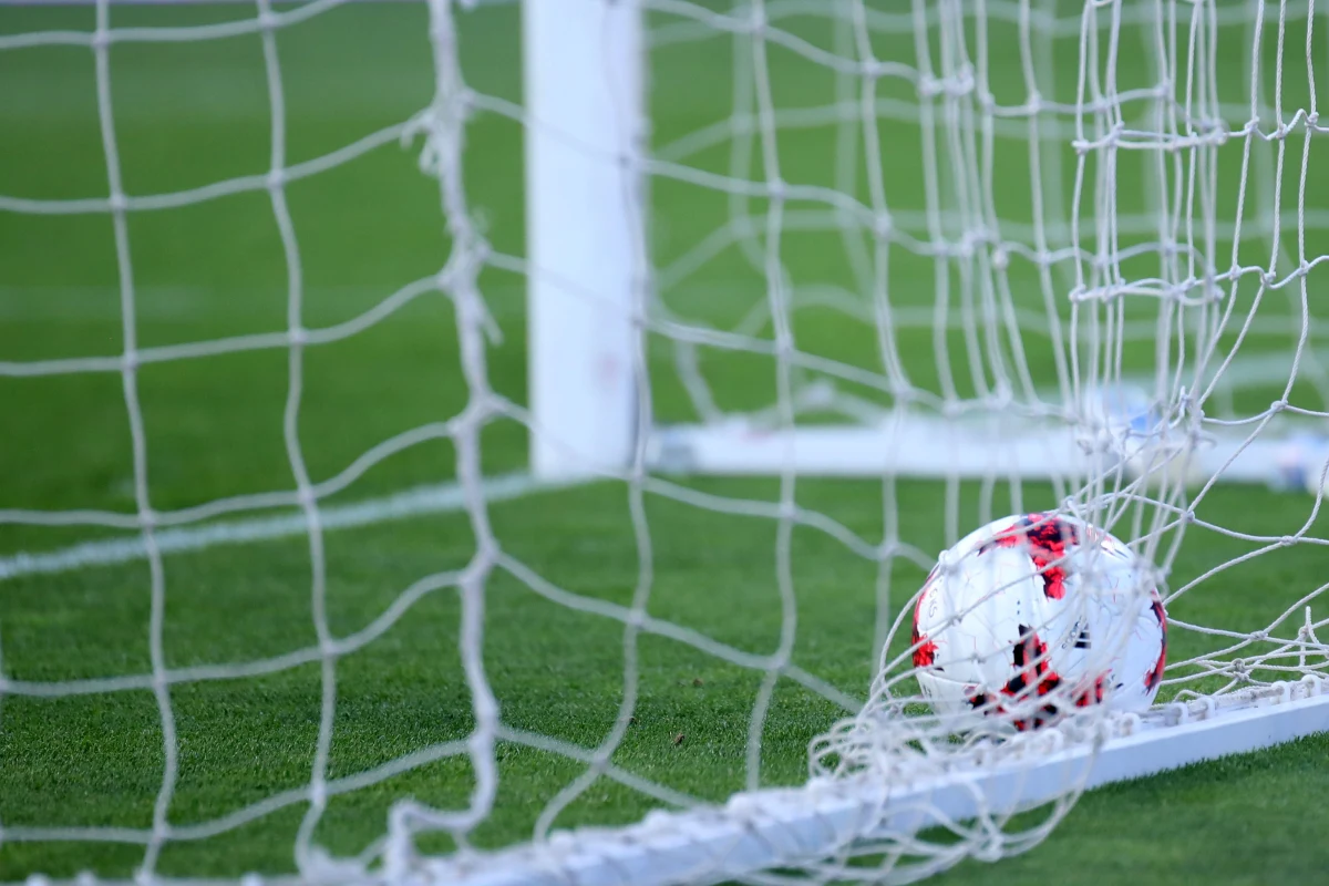 Sprzedaż biletów na przeniesiony z PGE Narodowego na stadion Legii Warszawa mecz towarzyski Polska - Chile rozpocznie się we wtorek w godzinach porannych - poinformował PZPN. Spotkanie odbędzie się w środę, a dzień później piłkarze udadzą się do Kataru na mistrzostwa świata.