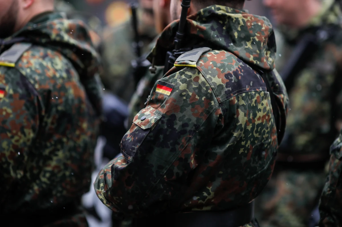 Tysiące żołnierzy Bundeswehry otrzymało odzież służbową w rozmiarze SS, czyli "S-Short", jednak niefortunny skrót to także symbol najgorszych zbrodni wojennych popełnionych przez nazistów w II wojnie światowej. Żołnierze muszą teraz usunąć metki - pisze dziennik "Bild".