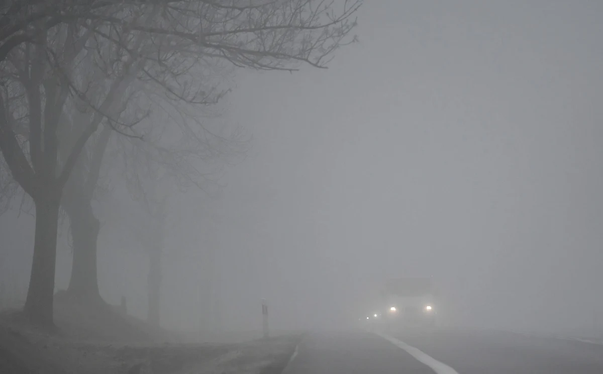 Instytut Meteorologii i Gospodarki Wodnej wydał ostrzeżenia pierwszego stopnia przed gęstą mgłą. Obowiązują one do niedzielnego poranka i dotyczą niemal całej Polski. 