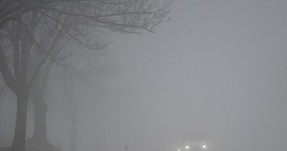 Instytut Meteorologii i Gospodarki Wodnej wydał ostrzeżenia pierwszego stopnia przed gęstą mgłą. Obowiązują one do niedzielnego poranka i dotyczą niemal całej Polski. 