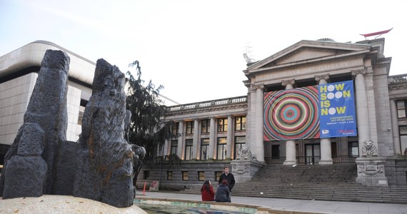 Dwie aktywistki klimatyczne oblały syropem... klonowym obraz kanadyjskiej malarki Emily Carr, znajdujący się w stałej kolekcji Vancouver Art Gallery. Przedstawiciele galerii twierdzą, że nie doszło do "trwałego uszkodzenia dzieła". 