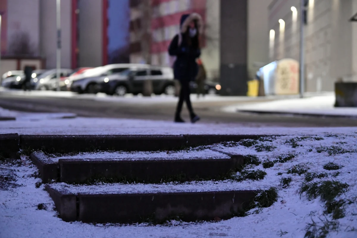 "Wg dzisiejszych realizacji modeli średnioterminowych środa będzie ostatnim ciepłym dniem. Później nastąpić ma poważna zmiana i wtargnięcie mroźnego powietrza" - informuje IMiGW na Twitterze . Nieubłaganie nadchodzi zima - czytamy. 