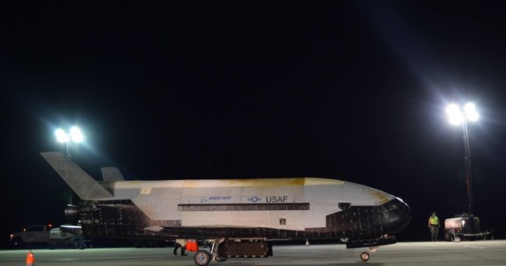 Amerykański wojskowy dron kosmiczny X-37B wylądował na przylądku Canaveral na Florydzie w USA. "Maszyna spędziła niemal dwa i pół roku 
na orbicie Ziemi" - poinformował koncern lotniczy Boeing. 