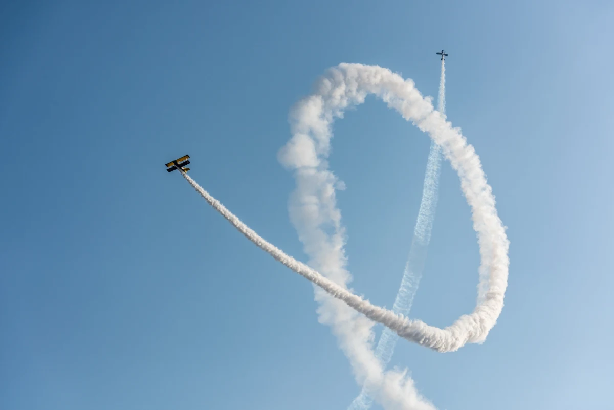 Katastrofa podczas sobotnich pokazów lotniczych w Dallas w USA, upamiętniających wydarzenia wojenne. Dwa samoloty z okresu II wojny światowej zderzyły się ze sobą - poinformowały lokalne władze federalne. Zginęło sześć osób. 