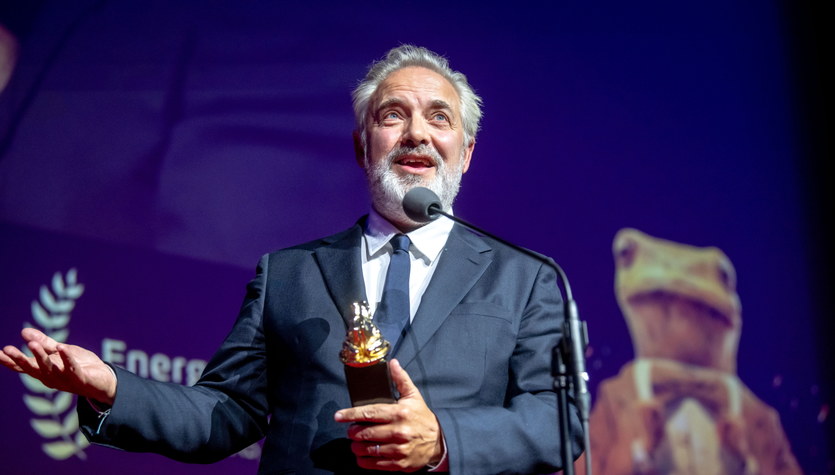 Sam Mendes with an award at the EnergaCamerimage festival. The Oscar ...