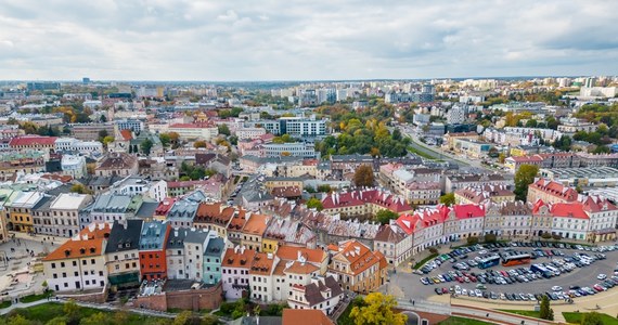 "Jeszcze jedziemy, ale tracimy powoli sterowalność tym pojazdem" - tak sytuację budżetową w przyszłym roku ocenia prezydent Lublina Krzysztof Żuk. Powód? Rosnące koszty i niezwiększające się subwencje. Miasto traci z powodu zmian podatkowych w Polskim Ładzie około 300 milionów złotych, z rządowej rekompensaty odzyska 73 mln zł.