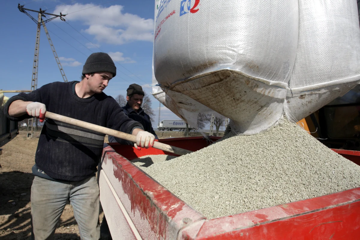 Nie da się utrzymać zerowej stawki VAT na nawozy sztuczne, ponieważ nie pozwala na to "stan prawny, czyli unijna dyrektywa VAT-owska" - mówi w rozmowie z naszą korespondentką w Brukseli komisarz ds. rolnictwa Janusz Wojciechowski. 