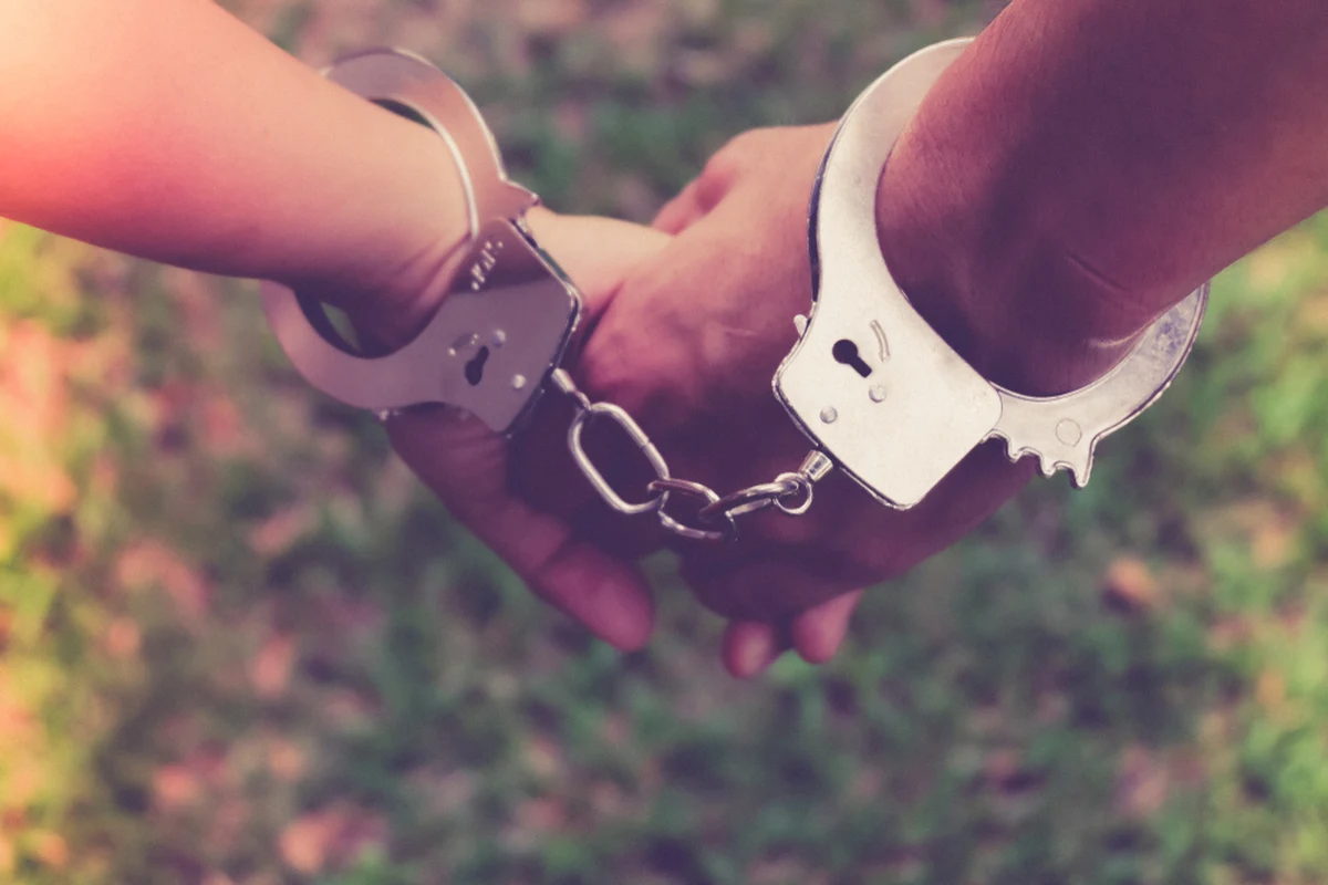 Łącznie 22 zarzuty usłyszeli 40-letnia kobieta i 28-letni mężczyzna z Rzeszowa. Para jest oskarżona o szereg kradzieży na terenie województwa podkarpackiego.