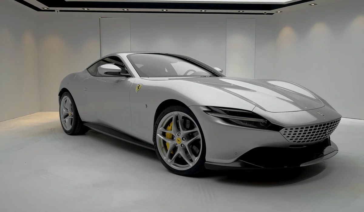 Luksusowe ferrari o wartości ponad 1 mln złotych wjechało pomiędzy bariery na ul. Wirażowej w Warszawie. Przy tej samej ulicy znajduje się salon Ferrari.