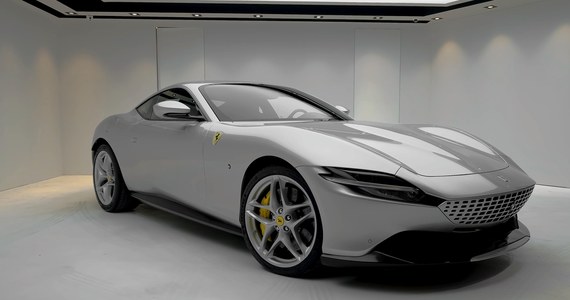 Luksusowe ferrari o wartości ponad 1 mln złotych wjechało pomiędzy bariery na ul. Wirażowej w Warszawie. Przy tej samej ulicy znajduje się salon Ferrari.