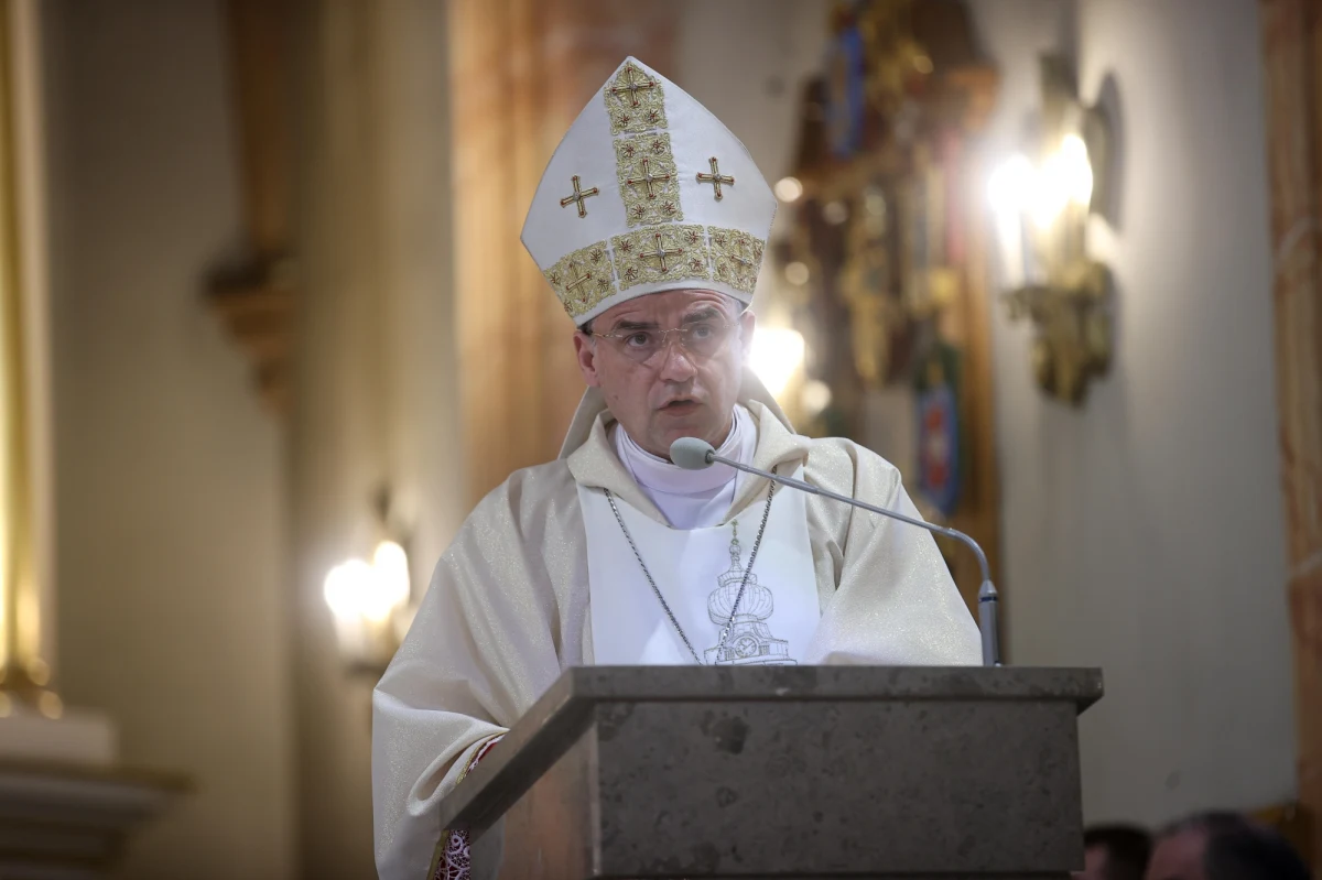 Policjanci zatrzymali 30-latka podejrzewanego o zaatakowanie nożem kierowcy biskupa Roberta Chrząszcza. Do ataku doszło w niedzielę po południu na terenie przylegającym do kościoła pw. Podwyższenia Krzyża Świętego w Myślenicach. 