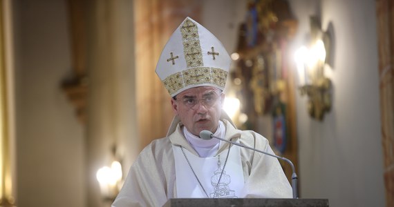 Policjanci zatrzymali 30-latka podejrzewanego o zaatakowanie nożem kierowcy biskupa Roberta Chrząszcza. Do ataku doszło w niedzielę po południu na terenie przylegającym do kościoła pw. Podwyższenia Krzyża Świętego w Myślenicach. 