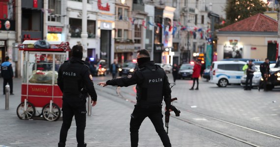 W okolicach placu Taksim, jednego z najpopularniejszych miejsc w Stambule, doszło po południu do wybuchu. Bilans ofiar to sześciu zabitych i 81 osób rannych. „Błędem byłoby twierdzić, że jest to niewątpliwie atak terrorystyczny, ale wstępne ustalenia i wstępne dane wywiadowcze mojego gubernatora są takie, że pachnie to terroryzmem” – mówił prezydent Turcji Recep Tayip Erdogan.