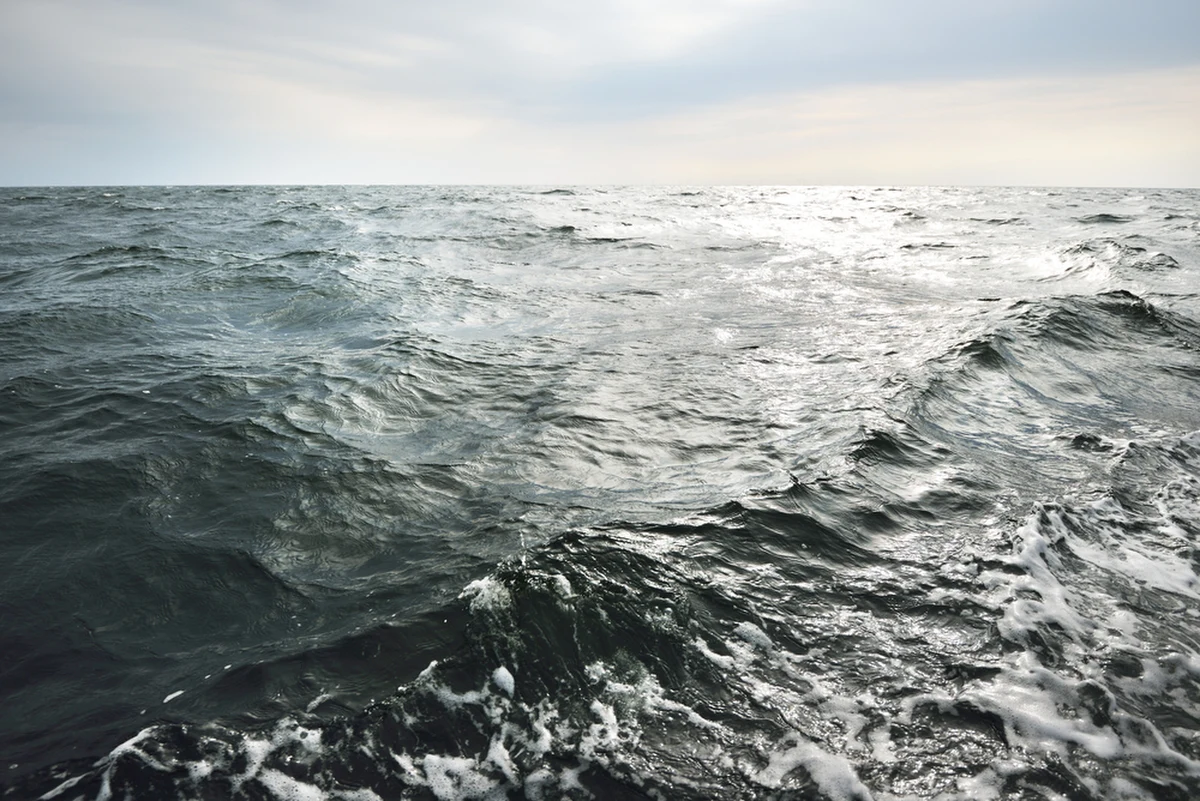 Z Bałtyku wyciągnięto dryfujące zwłoki. Dostrzegł je patrol straży granicznej w rejonie Mrzeżyna (pow. gryficki, woj. zachodniopomorskie), ponad 5 kilometrów (ok. 3 mile morskie) na północ od brzegu.